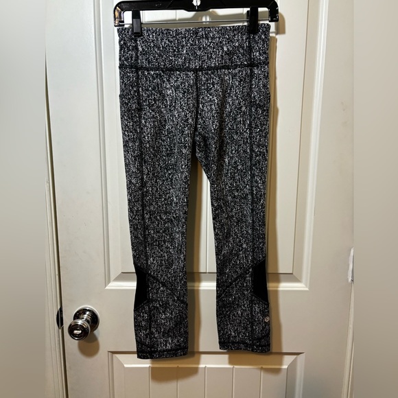 lululemon athletica Pants - LULULEMON Cropped Leggings Size 4 Black White Pattern EUC D2